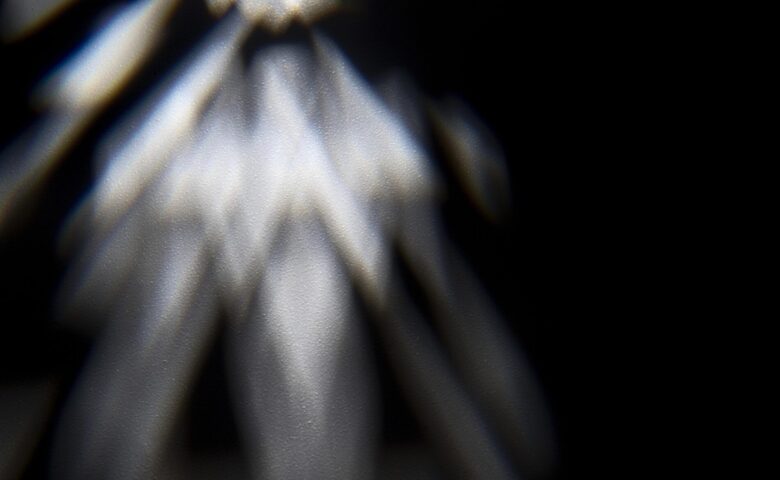 ペロブスカイト太陽電池とは?仕組み・メリット・実用化はいつ?主要企業や国の動向も解説